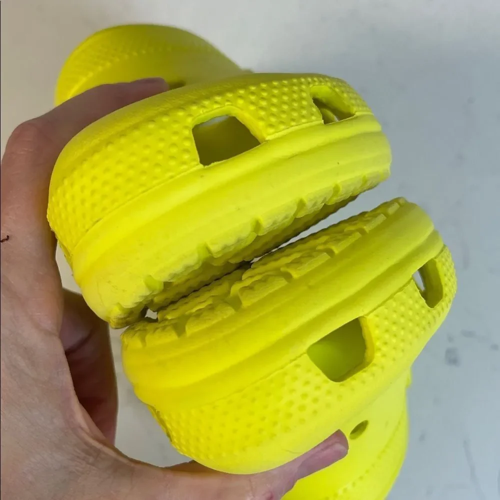 Crocs Classic Clog Size Junior 1, Acidity, Bright Neon Yellow Style # 206991